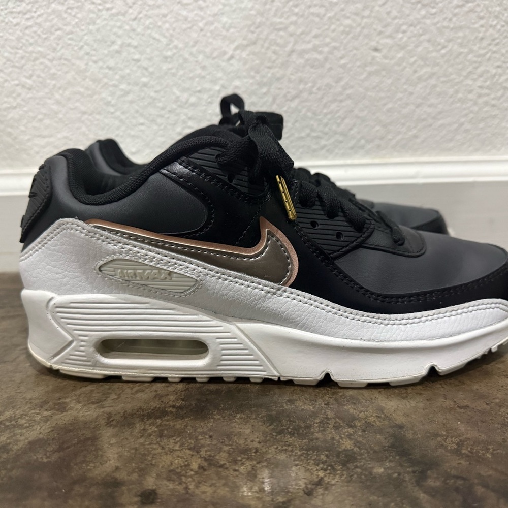 Nike Air Max 90 LTR SE (GS) 'Off Noir Metallic Pewter' sneakers.